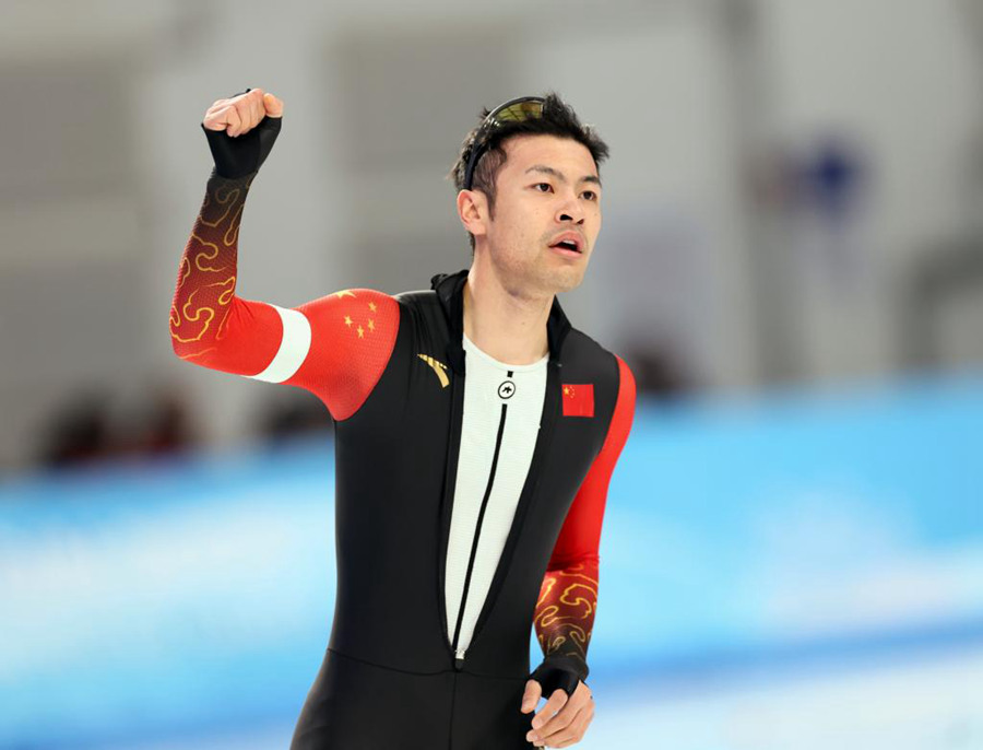 Il cinese Ning Zhongyan festeggia dopo la finale maschile dei 1.000 metri della gara di pattinaggio di velocità ai IX Giochi Asiatici Invernali ad Harbin, nella provincia nord-orientale cinese dello Heilongjiang. (11 febbraio 2025 - Lan Hongguang/Xinhua)