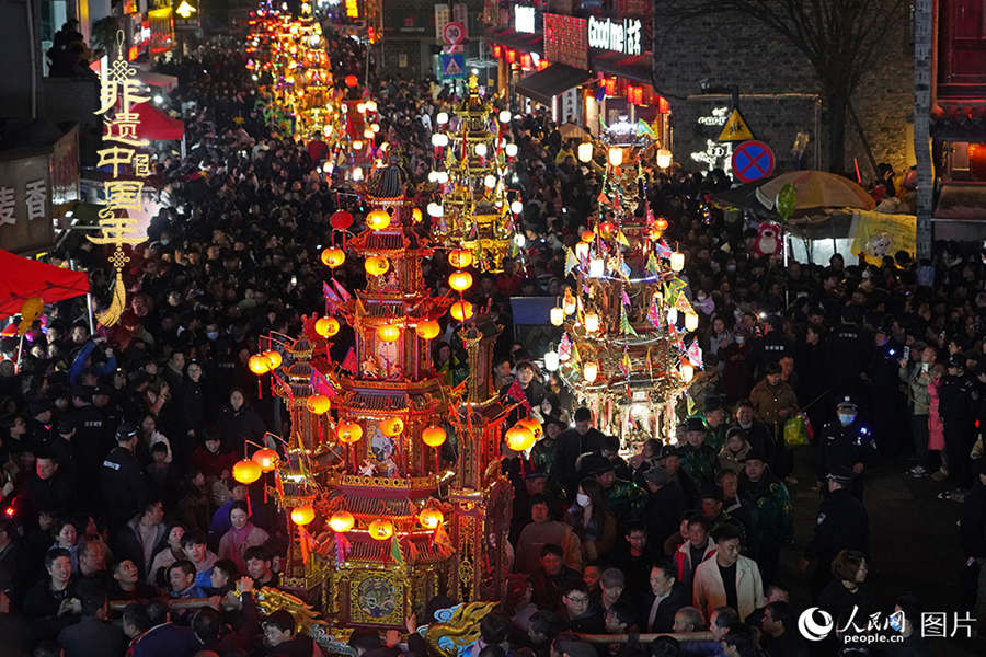 La popolazione locale dell'antico borgo di Qiantong, città di Ningbo, provincia del Zhejiang, trasporta padiglioni mobili per le strade e i vicoli. (11 febbraio 2025 - Quotidiano del Popolo Online/Zhang Yongtao)