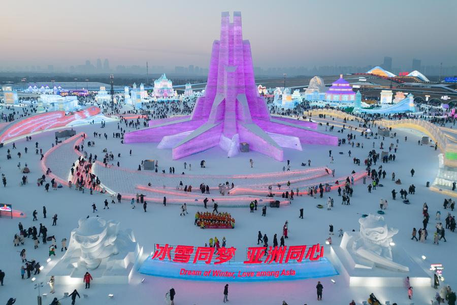 Vista dell'Harbin Ice-Snow World ad Harbin, nella provincia nord-orientale cinese dello Heilongjiang. (23 gennaio 2025 - Xinhua/Zhang Tao)