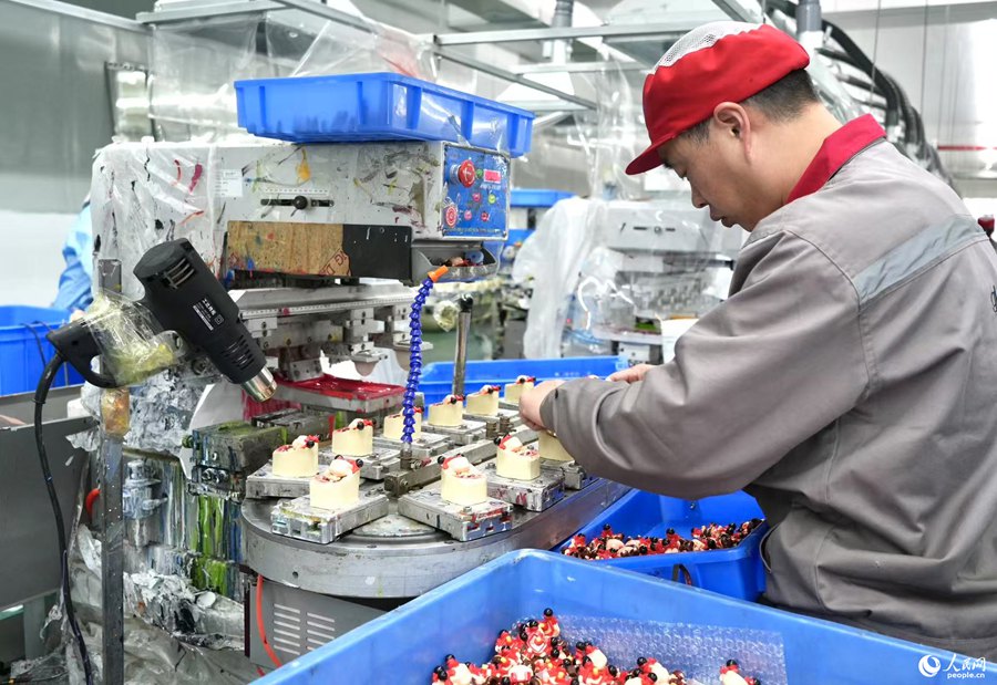 Laboratorio di imballaggio della Sunny&Sandy Company. (Quotidiano del Popolo Online/Liu Shan)
