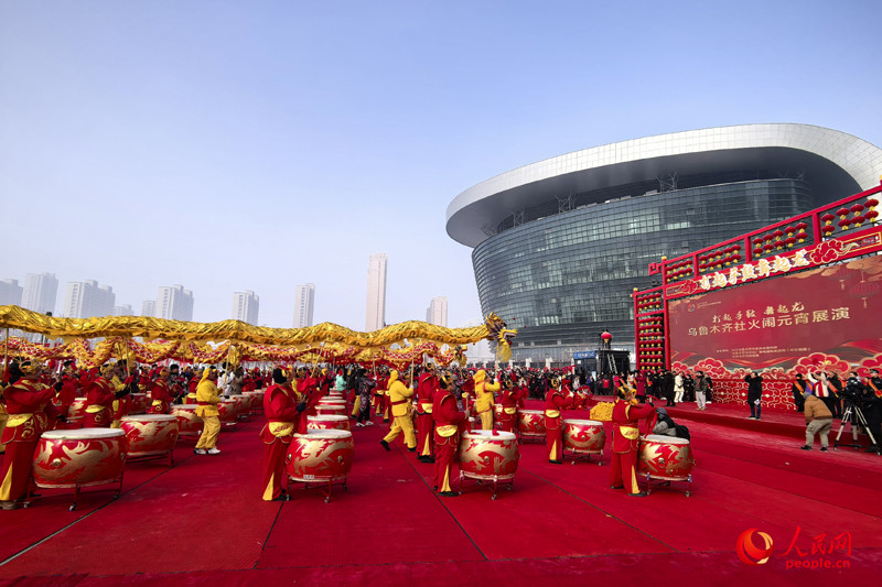 Urumqi: persone di tutti i gruppi etnici eseguono spettacoli popolari per celebrare la Festa delle Lanterne