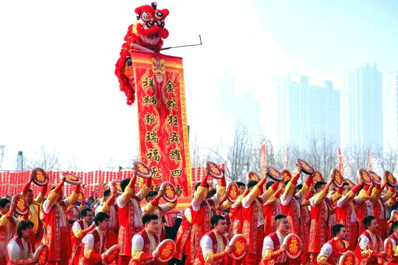 Esibizione artistica durante la parata "Suono di tamburi e danza di draghi" per la Festa delle Lanterne di Urumqi. (12 febbraio 2025 - Quotidiano del Popolo Online/Han Ting)