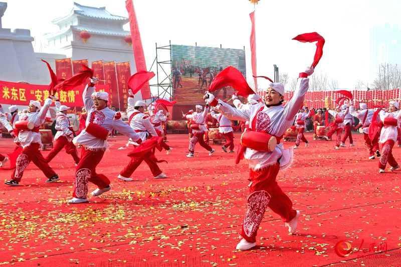 Urumqi: persone di tutti i gruppi etnici eseguono spettacoli popolari per celebrare la Festa delle Lanterne