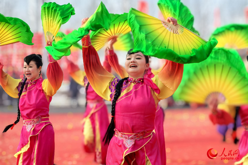 Urumqi: persone di tutti i gruppi etnici eseguono spettacoli popolari per celebrare la Festa delle Lanterne