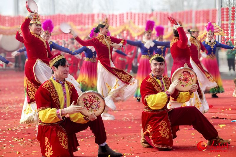 Urumqi: persone di tutti i gruppi etnici eseguono spettacoli popolari per celebrare la Festa delle Lanterne