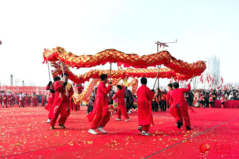 Urumqi: persone di tutti i gruppi etnici eseguono spettacoli popolari per celebrare la Festa delle Lanterne