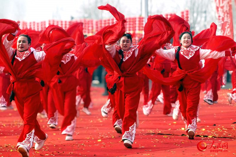 Urumqi: persone di tutti i gruppi etnici eseguono spettacoli popolari per celebrare la Festa delle Lanterne