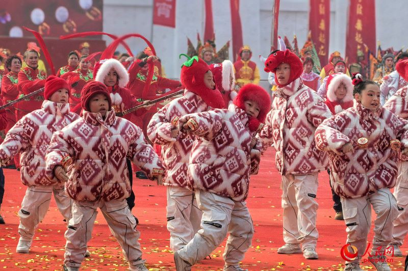 Urumqi: persone di tutti i gruppi etnici eseguono spettacoli popolari per celebrare la Festa delle Lanterne