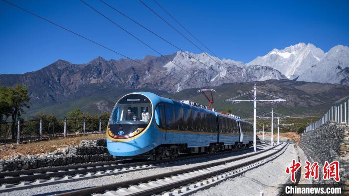 Il primo treno panoramico al mondo sviluppato in modo indipendente dalla Cina entra ufficialmente in funzione nella città di Lijiang, provincia dello Yunnan. (12 febbraio 2025 - China News Service)