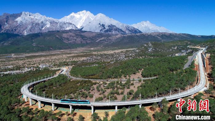 Il primo treno turistico panoramico al mondo sviluppato in modo indipendente dalla Cina entra in funzione nello Yunnan