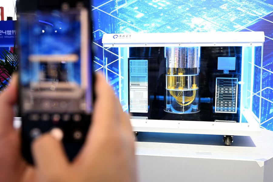 Un visitatore scatta foto di un modello di computer quantistico superconduttore Origin Wukong alla World Manufacturing Convention del 2024 a Hefei, nella provincia orientale cinese dell'Anhui. (20 settembre 2024 - Xinhua/Huang Bohan)