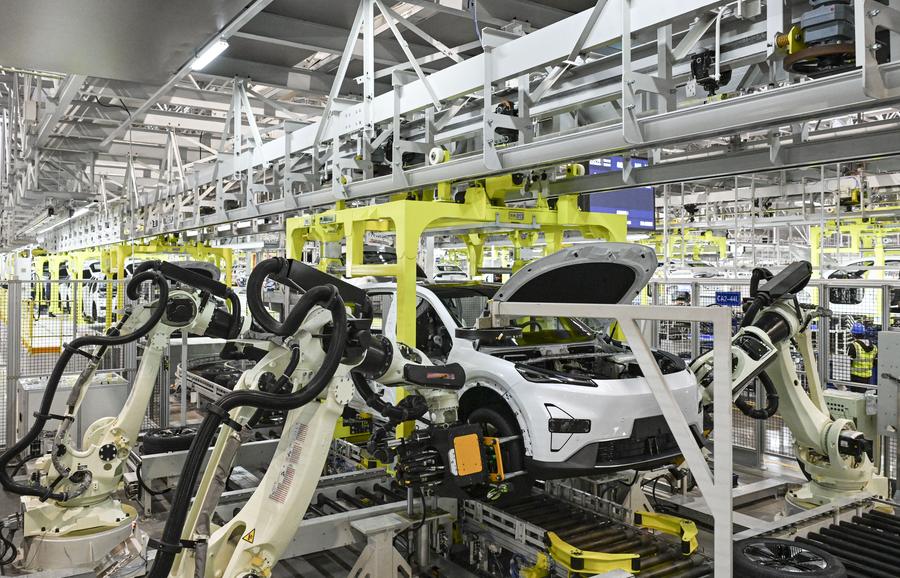  Una catena di montaggio automatica in una fabbrica intelligente di Changan Auto a Chongqing, nella Cina sud-occidentale. (9 gennaio 2025 - Xinhua/Wang Quanchao)