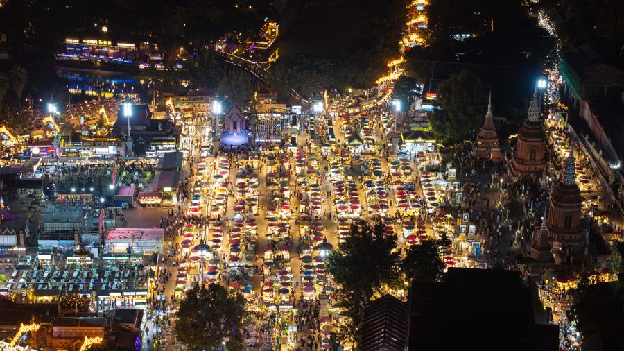 Vista aerea dello Starlight Night Market nella città di Jinghong, nella prefettura autonoma Dai di Xishuangbanna, nella provincia sud-occidentale cinese dello Yunnan. (11 dicembre 2024 - Xinhua/Meng Tao)