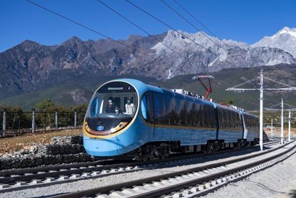 Il primo treno turistico panoramico al mondo sviluppato in modo indipendente dalla Cina entra in funzione nello Yunnan