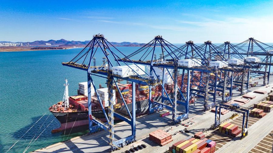 Nave portacontainer "Dalian-Mediterranean" attracca al porto di Dalian. (Foto fornita da Dalian Container Terminal Co., Ltd.,)