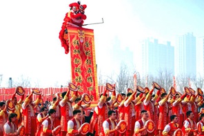 Urumqi: persone di tutti i gruppi etnici eseguono spettacoli popolari per celebrare la Festa delle Lanterne