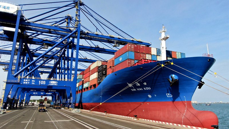 Container vengono caricati e scaricati nel porto di Yangpu, nella provincia di Hainan, Cina meridionale. (Quotidiano del Popolo Online/Fu Wuping)