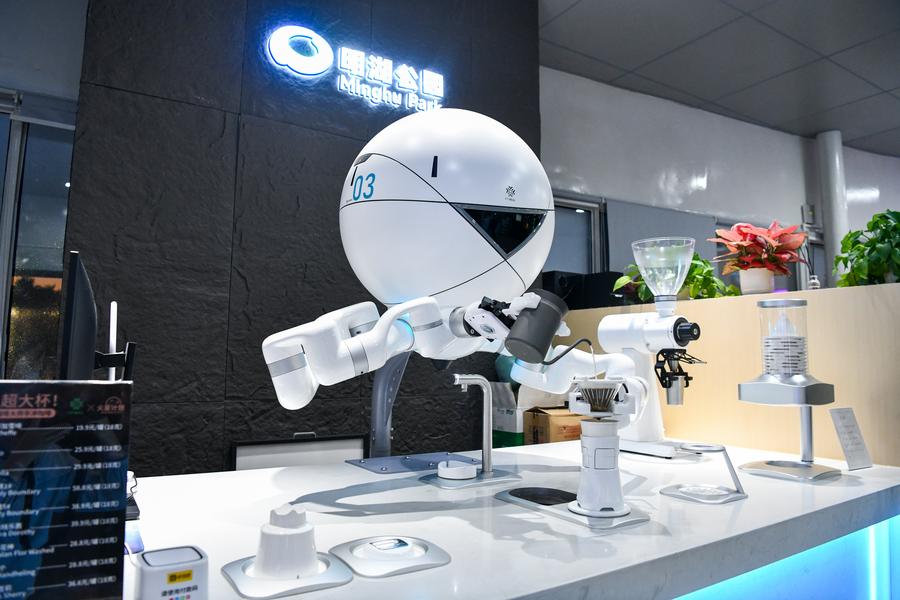 Un robot prepara il caffè in un parco tecnologico nel distretto Guangming di Shenzhen, nella provincia meridionale cinese del Guangdong. (27 novembre 2024 - Xinhua/Liang Xu)