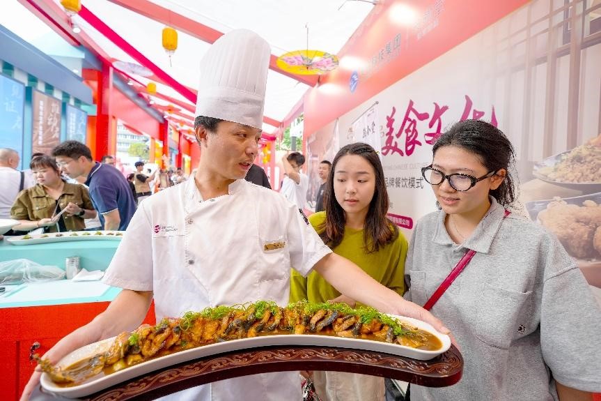 Festival dell'anguilla a Fuqing, nella provincia sudorientale cinese del Fujian. (Quotidiano del Popolo Online/Xie Guiming)