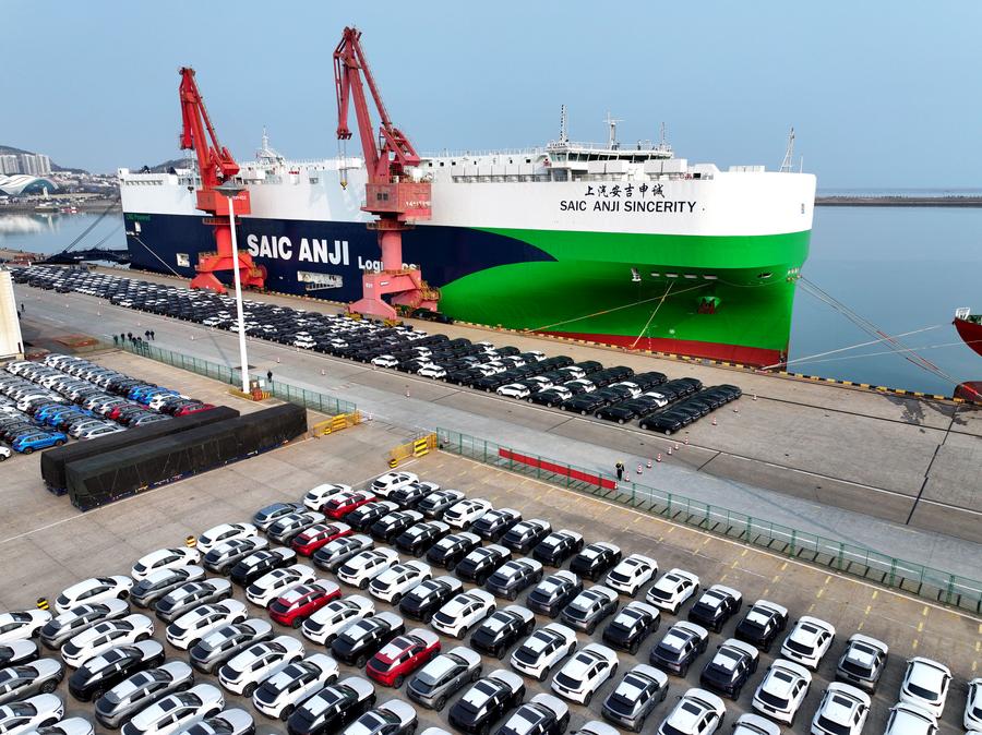 Autovetture destinate all'esportazione in un porto di Lianyungang, nella provincia orientale cinese del Jiangs. (21 febbraio 2025 - Xinhua/Wang Chun)
