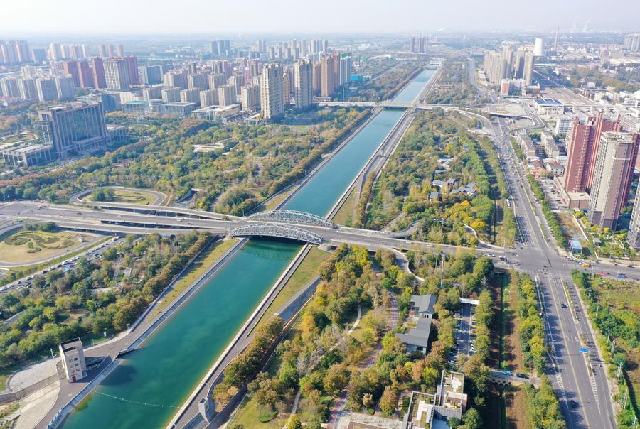 Canale principale del progetto di deviazione delle acque da sud a nord della Cina a Jiaozuo, nella provincia centrale cinese dello Henan. (5 novembre 2024 - Xinhua/Hao Yuan)