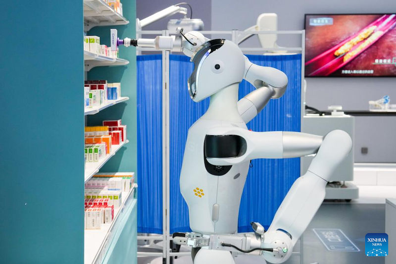 Un robot di Galbot opera in uno scenario non presidiato al Beijng World of Robots. (24 febbraio 2025 - Xinhua/Ju Huanzong)