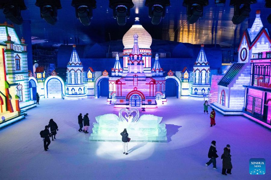 Il più grande parco a tema di ghiaccio e neve al coperto del mondo riapre a Harbin