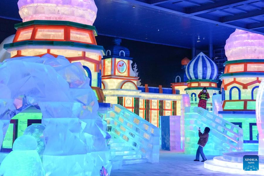 Il più grande parco a tema di ghiaccio e neve al coperto del mondo riapre a Harbin