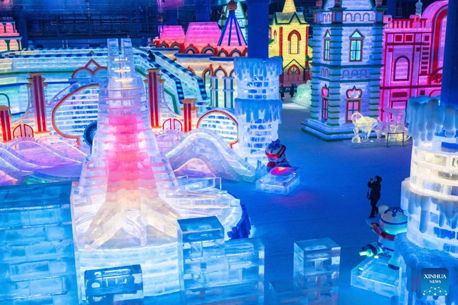 Il più grande parco a tema di ghiaccio e neve al coperto del mondo riapre a Harbin