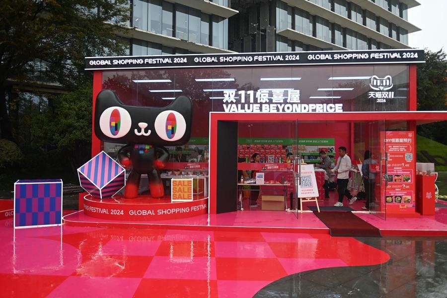 Installazione all'aperto per il festival dello shopping "Doppio 11" presso il parco Xixi del gruppo Alibaba a Hangzhou, nella provincia orientale cinese del Zhejiang. (1 novembre 2024 - Xinhua/Huang Zongzhi)