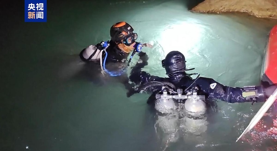 I sommozzatori di soccorso cercano gli esploratori dispersi in una grotta sottomarina a Baise, nella regione autonoma del Guangxi Zhuang, nella Cina meridionale. (Foto/CCTV News)