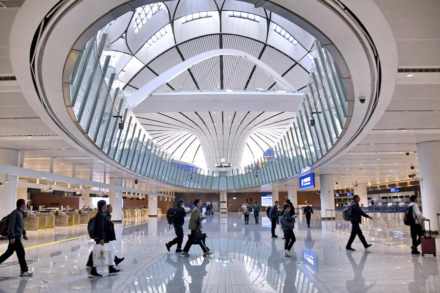 I turisti stranieri passano la dogana all'aeroporto internazionale Daxing di Beijing, capitale della Cina. (27 dicembre 2024 - Xinhua/Ju Huanzong)