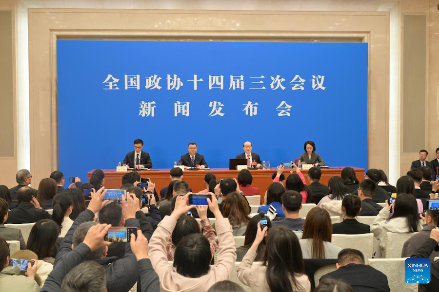 Liu Jieyi, portavoce della terza sessione del 14° Comitato Nazionale della Conferenza Consultiva Politica del Popolo Cinese partecipa a una conferenza stampa presso la Grande Sala del Popolo a Beijing. (3 marzo 2025 - Xinhua/Li He)