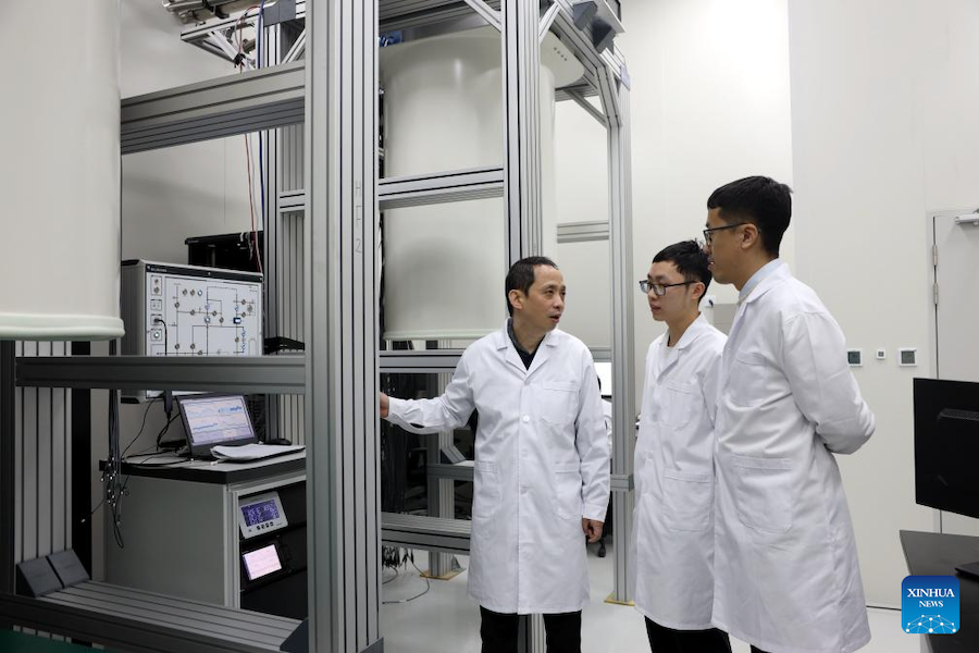 Il fisico quantistico cinese Zhu Xiaobo (1° da sinistra) discute con i suoi studenti in un laboratorio a Hefei, nella provincia orientale cinese dell'Anhui. (3 marzo 2025 - Xinhua/Dai Rui)