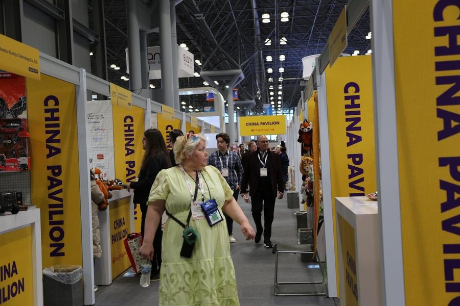 Visitatori al padiglione cinese alla Fiera Internazionale del Giocattolo del Nord America del 2025 a New York, Stati Uniti. (2 marzo 2025 - Xinhua/Liu Yanan)