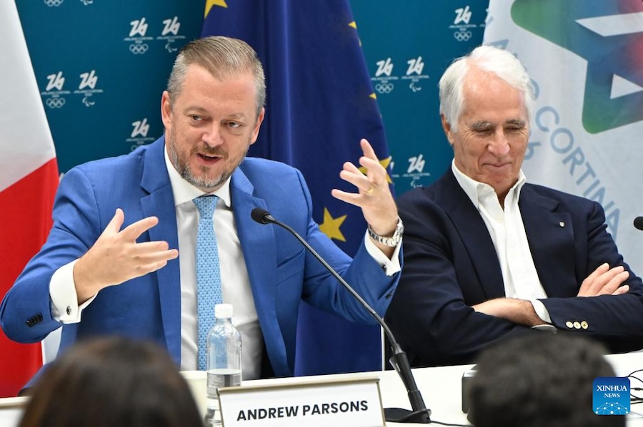 Il presidente del Comitato Paralimpico Internazionale Andrew Parsons parla durante la cerimonia per il conto alla rovescia di un anno dei Giochi Paralimpici Invernali di Milano-Cortina 2026 a Milano. (5 marzo 2025 - Xinhua)