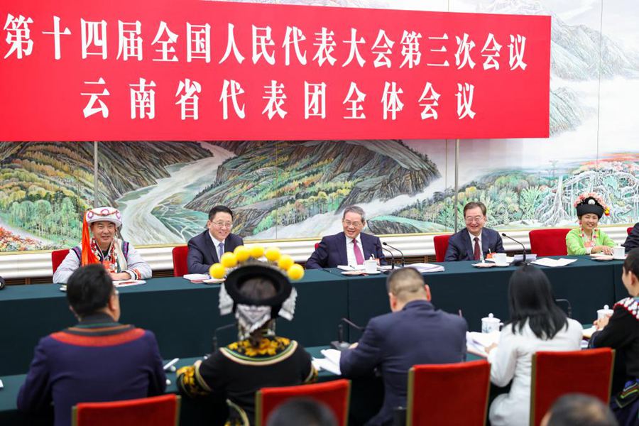 Li Qiang, membro del Comitato Permanente dell'Ufficio Politico del Comitato Centrale del PCC e premier cinese, partecipa a una deliberazione di gruppo insieme ai deputati dell'Assemblea Popolare Nazionale (APN) della provincia dello Yunnan durante la terza sessione della XIV APN. (5 marzo 2025 - Xinhua/Liu Bin)
