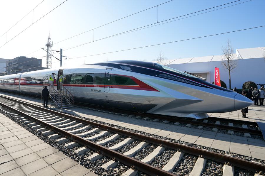 Treno ad alta velocità CR450AF a Beijing, capitale della Cina. (29 dicembre 2024 - Xinhua/Ju Huanzong)