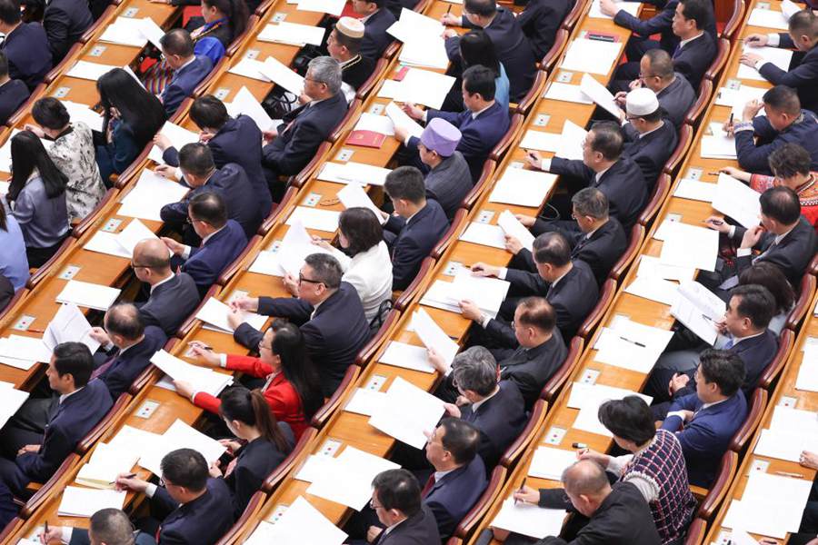 Xi Jinping e altri leader presenziano alla seconda riunione plenaria della terza sessione della 14esima APN