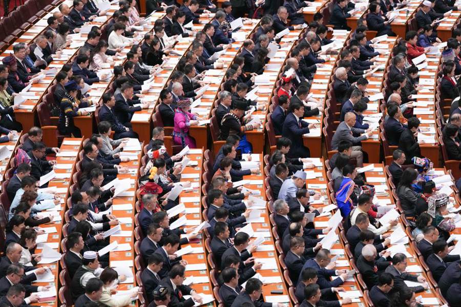Xi Jinping e altri leader presenziano alla seconda riunione plenaria della terza sessione della 14esima APN