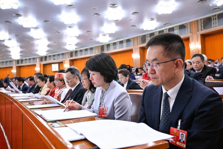 Xi Jinping e altri leader presenziano alla seconda riunione plenaria della terza sessione della 14esima APN