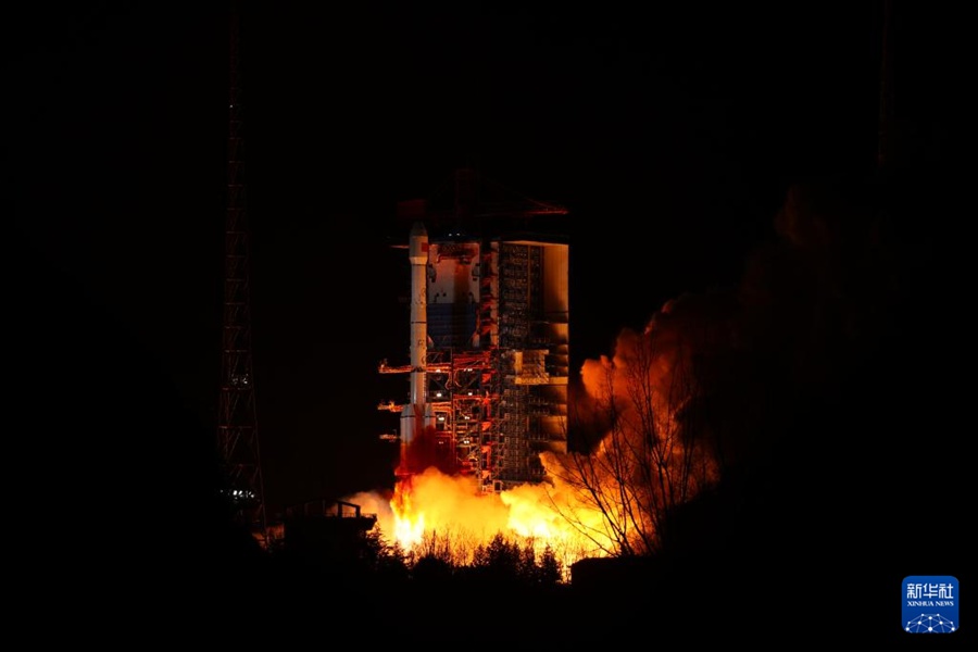 La Cina lancia un satellite di prova per tecnologia delle comunicazioni