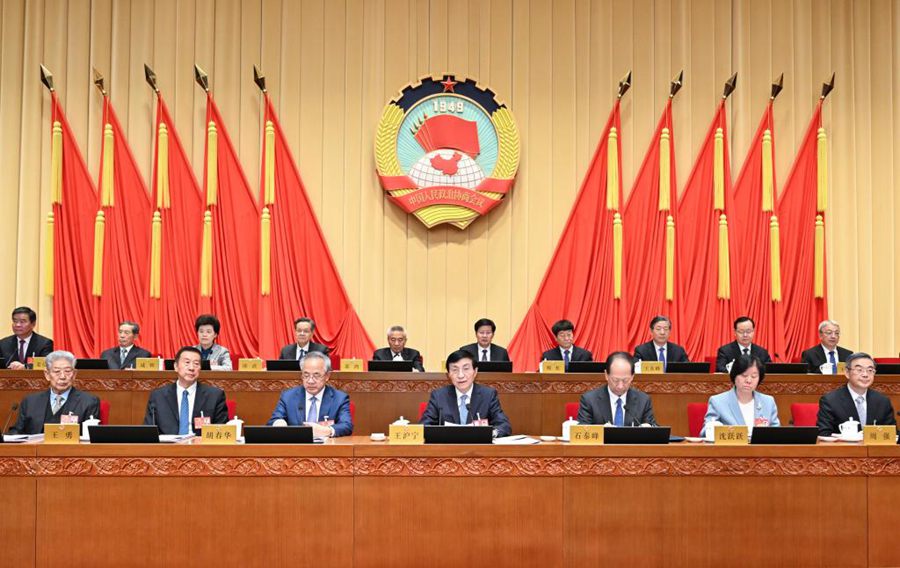 Wang Huning, membro del Comitato Permanente dell'Ufficio Politico del Comitato Centrale del PCC e presidente del Comitato Nazionale della CCPPC, presiede una riunione del Comitato Permanente del XIV Comitato Nazionale della CCPPC a Beijing, capitale della Cina. (9 marzo 2025 - Xinhua/Yue Yuewei)