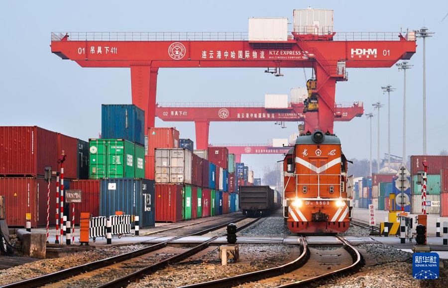 Un treno merci Cina-Europa, carico di auto usate e componenti automobilistici, è partito dalla Base di Cooperazione Logistica Cina-Kazakistan (porto di Lianyungang). (10 marzo 2025 – Xinhua/Wang Jianmin)