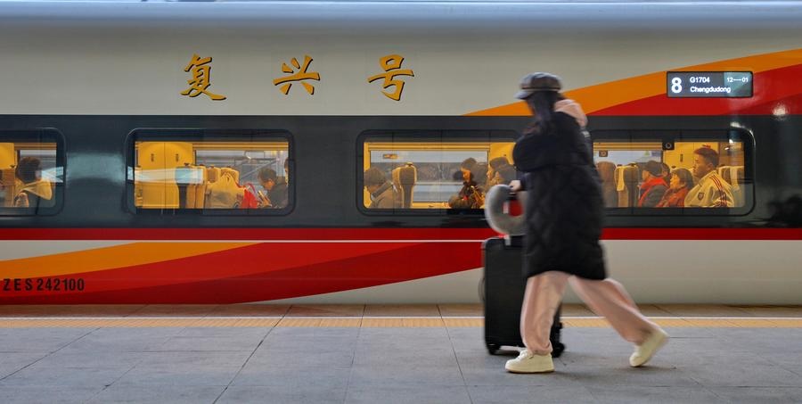 Passeggeri si preparano a salire a bordo del treno ad alta velocità Fuxing presso la stazione ferroviaria di Qinhuangdao, nella provincia dello Hebei, nella Cina settentrionale. (22 febbraio 2025 - Xinhua/Cao Jianxiong)