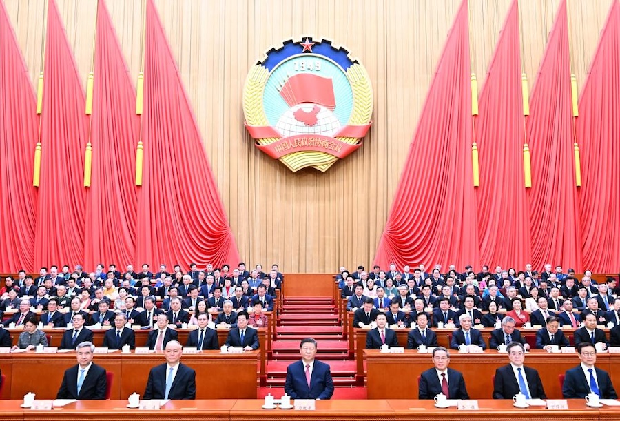 Il Presidente cinese Xi Jinping e altri leader tra cui Li Qiang, Cai Qi, Ding Xuexiang, Li Xi e Han Zheng presenziano alla riunione di chiusura della terza sessione del 14° Comitato Nazionale della Conferenza Consultiva Politica del Popolo Cinese (CCPPC) presso la Grande Sala del Popolo a Beijing, capitale della Cina. (10 marzo 2025 - Xinhua/Yan Yan)