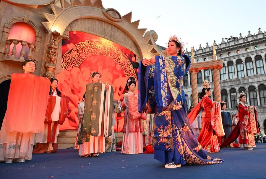 Artisti in abiti tradizionali cinesi sono ritratti durante il Carnevale di Venezia in Piazza San Marco. (4 marzo 2025 - Xinhua/Alberto Lingria)