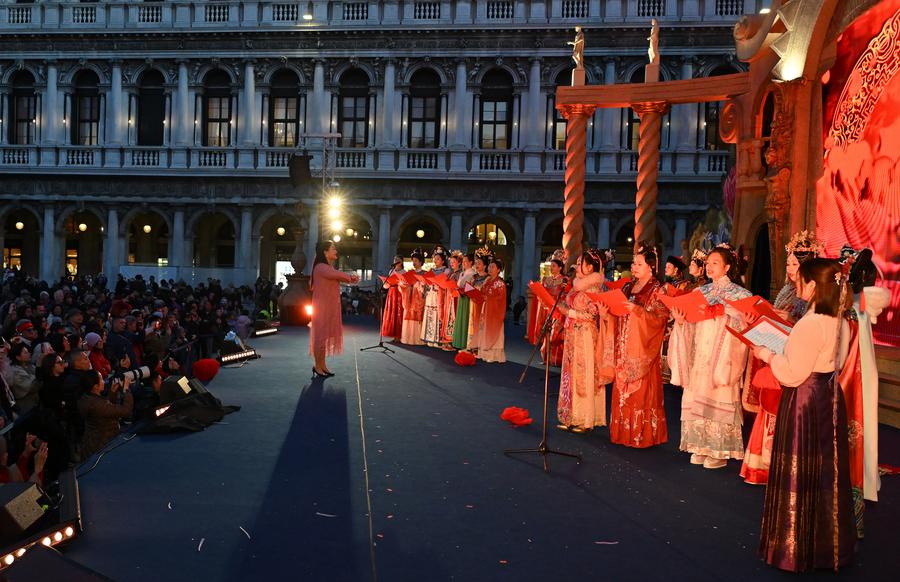 Gli abiti tradizionali e la cultura cinesi risplendono al Carnevale di Venezia
