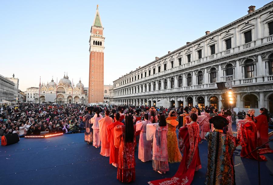 Gli abiti tradizionali e la cultura cinesi risplendono al Carnevale di Venezia