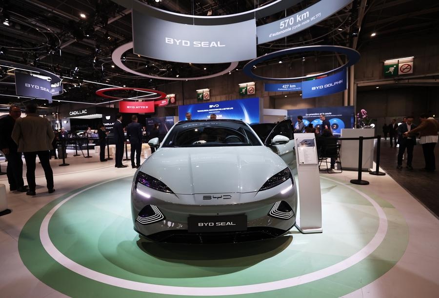 Padiglione della casa automobilistica cinese BYD al Salone dell'automobile di Parigi 2024. (14 ottobre 2024 - Xinhua/Gao Jing)